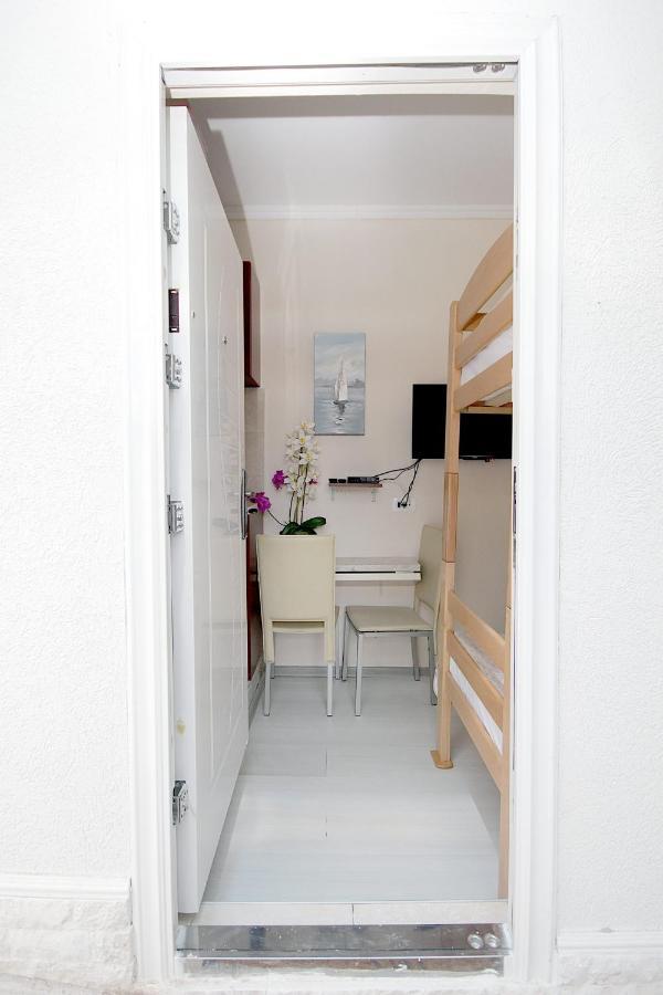 Апартаменти Studio Apartman Светі-Стефан Екстер'єр фото